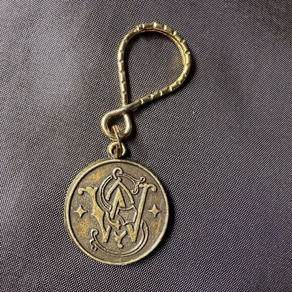 Vintage Brass Smith and Wesson Revolver Charm Keychain Key fob NIP - Picture 2 of 7